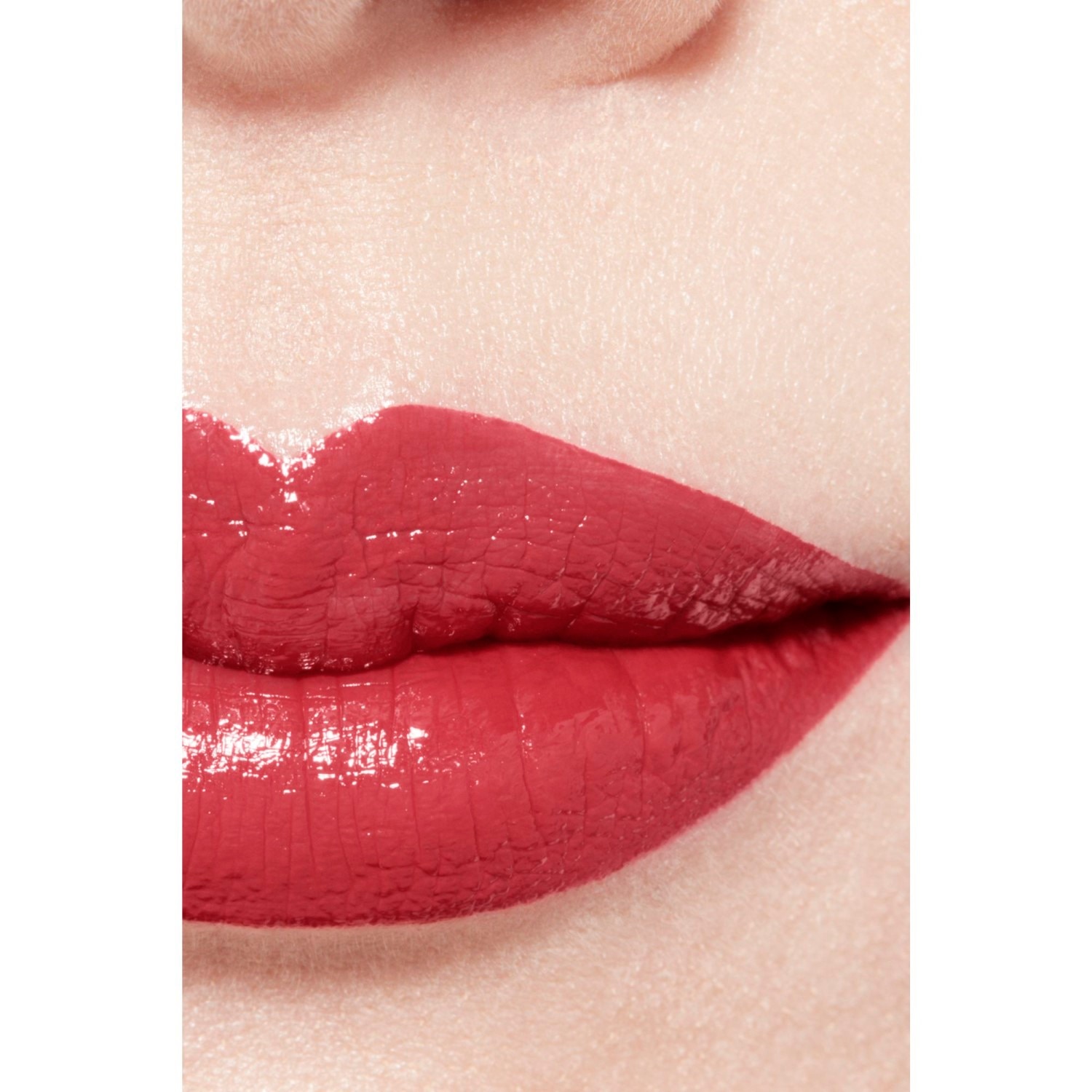 LA BARRA DE LABIOS LÍQUIDA BRILLANTE DE LARGA DURACIÓN